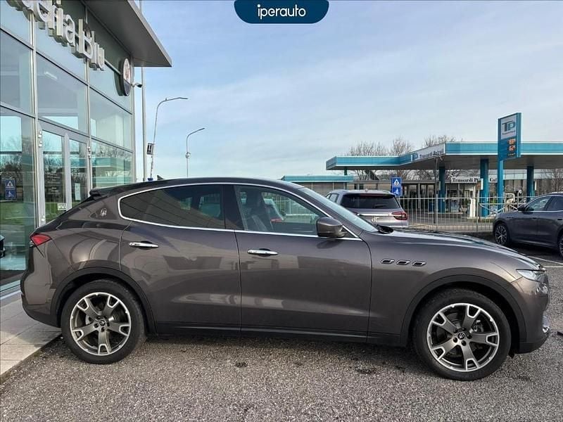 Usata Maserati Levante 250 CV (183 kW) 2021 Grigio metallizzato SUV