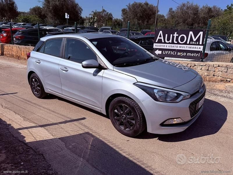Käytetty Hyundai i20 Style 75 HP (55 kW) 2017 Hopea Sedan