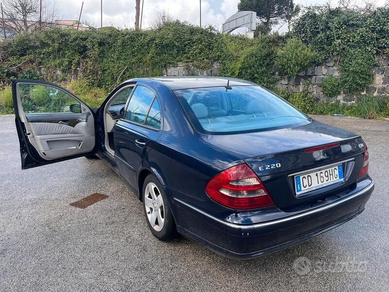 Usata Mercedes E220 150 CV (110 kW) 2003 Blu Berlina