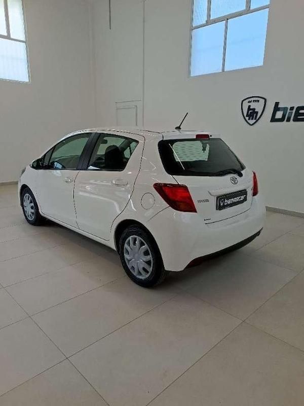 Usata Toyota Yaris Lounge 69 CV (50 kW) 2016 Bianco Berlina