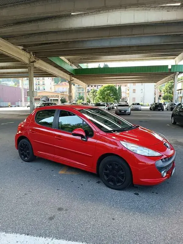 Käytetty Peugeot 207 95 HP (69 kW) 2008 Punainen Sedan