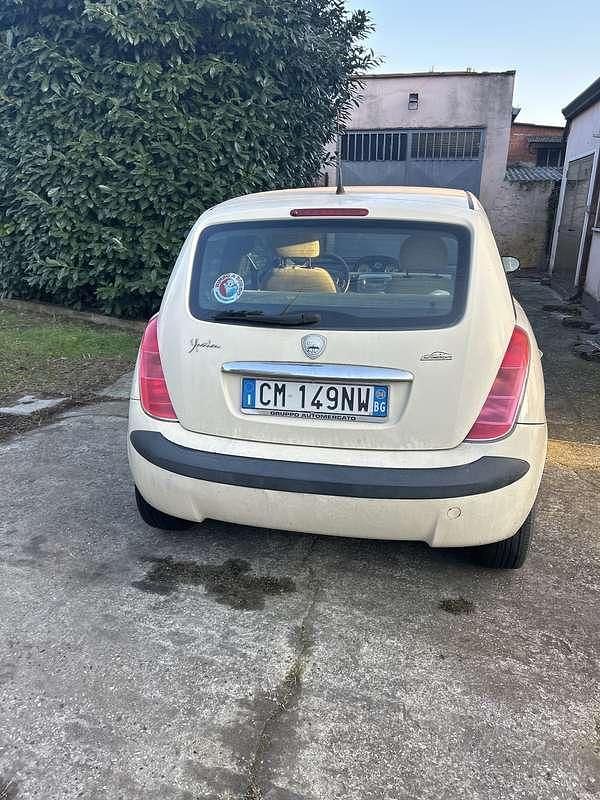 Usata Lancia Ypsilon 60 CV (44 kW) 2004 Giallo Utilitaria