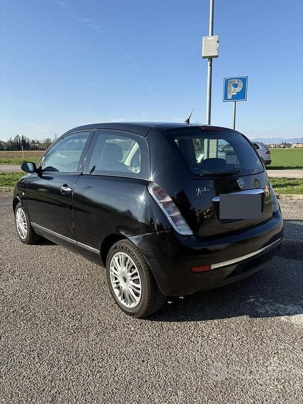 Usado Lancia Ypsilon 60 HP (44 kW) 2008 Preto Citadino