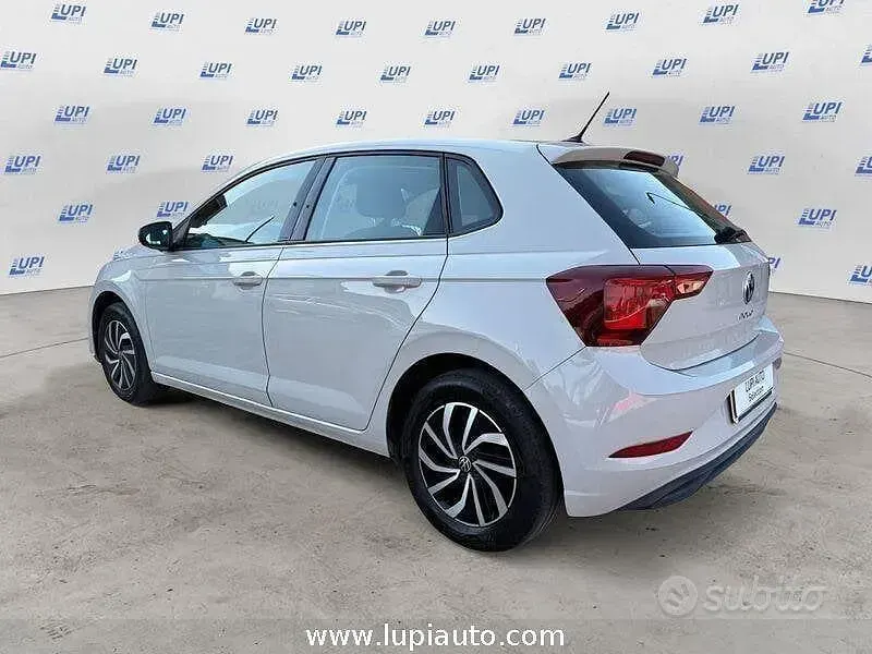 Usata VW Polo Life 95 CV (69 kW) 2023 Grigio Utilitaria