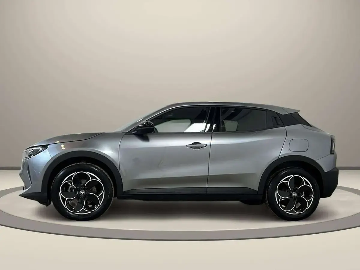 Nuova Alfa Romeo Junior 114 kW (156 CV) 2025 Beige / metallizzato SUV