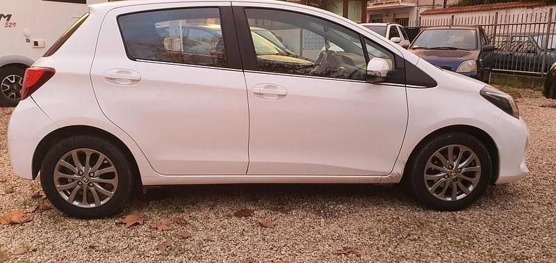Usata Toyota Yaris Lounge 69 CV (50 kW) 2017 Bianco Berlina