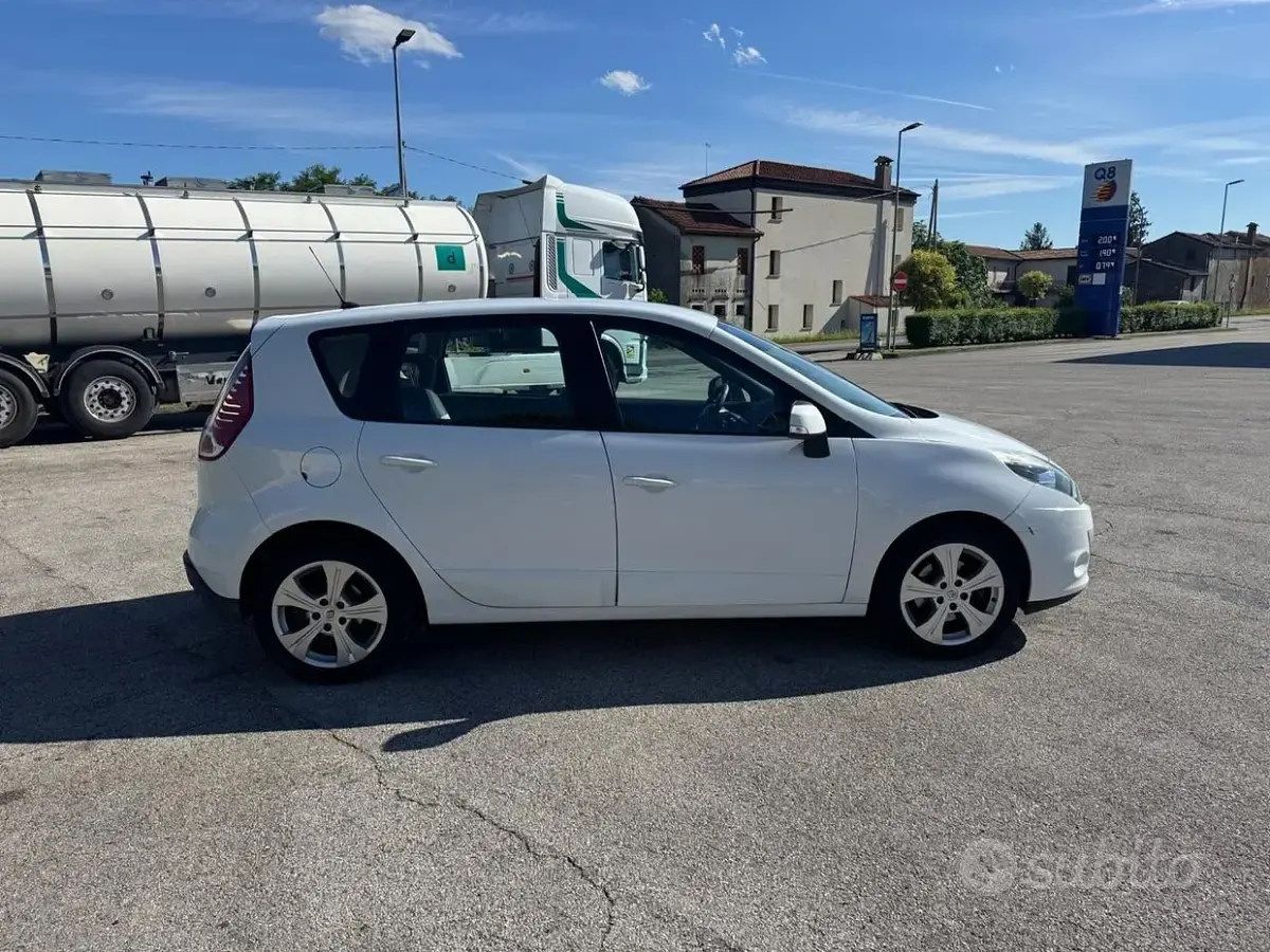 Usata Renault Scenic E-Tech Luxe 110 CV (80 kW) 2011 Bianco Monovolume