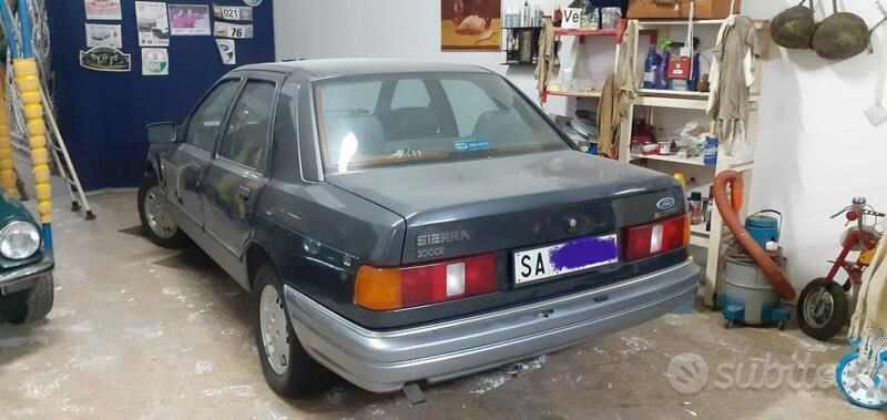 Usata Ford Sierra Ghia 73 CV (53 kW) 1990 Grigio Berlina