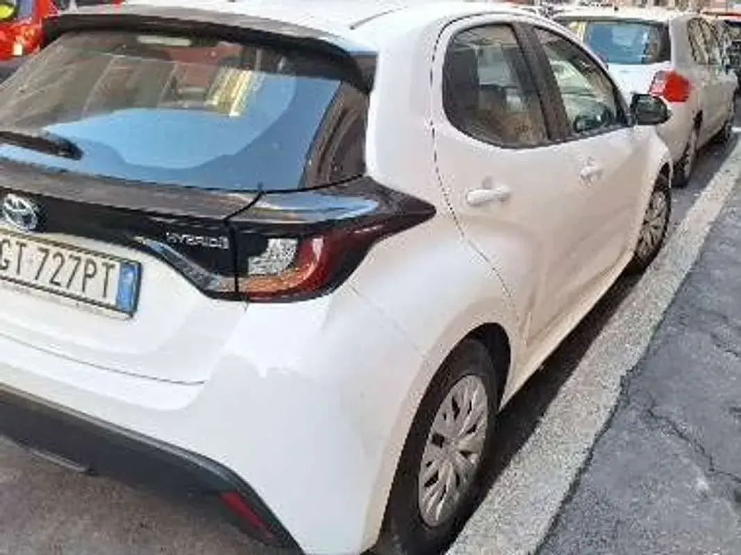 Usata Toyota Yaris Hybrid Business Edition 92 CV (67 kW) 2024 Bianco Berlina