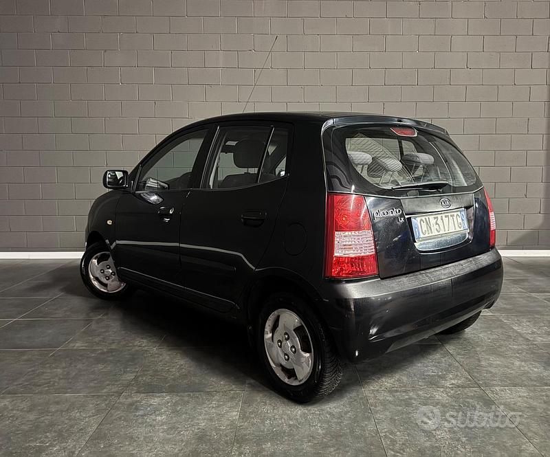 Usata Kia Picanto LX 61 CV (44 kW) 2004 Nero Utilitaria