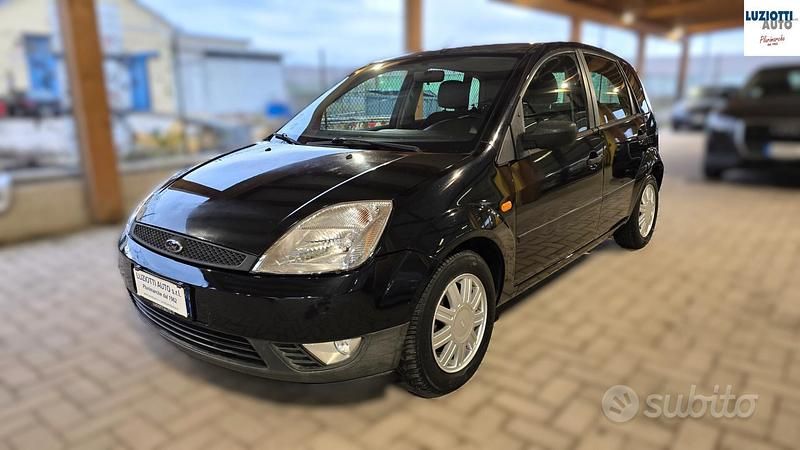 Usata Ford Fiesta 68 CV (50 kW) 2004 Nero Utilitaria