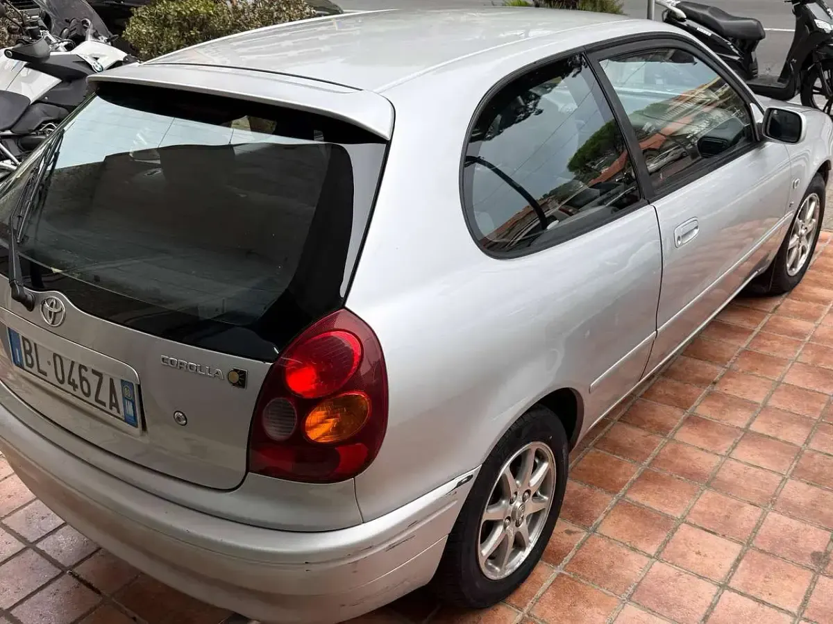 Usata Toyota Corolla Sol 110 CV (80 kW) 2000 Argento Utilitaria
