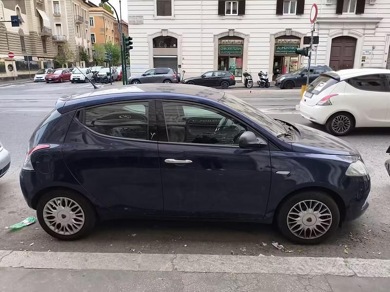 Usata Lancia Ypsilon 69 CV (50 kW) 2016 Blu Utilitaria
