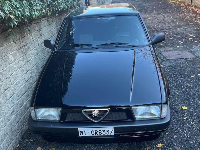 Usata Alfa Romeo 75 148 CV (108 kW) 1990 Nero Berlina