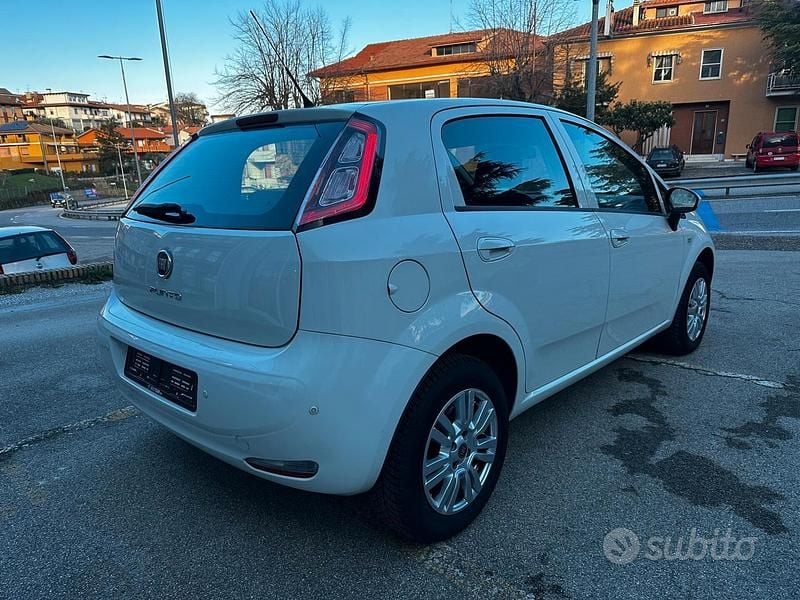 Usata Fiat Punto Young 77 CV (56 kW) 2015 Bianco Utilitaria