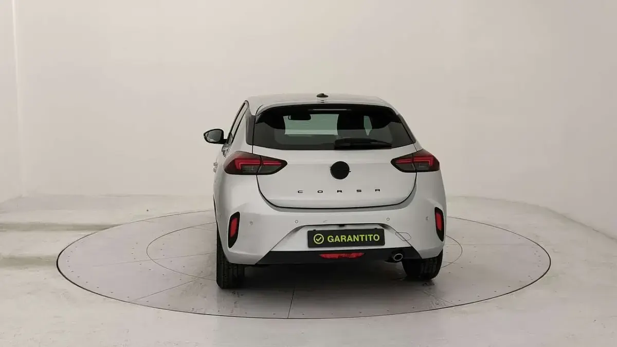 Usata Opel Corsa 101 CV (74 kW) 2025 Kaolin white Utilitaria