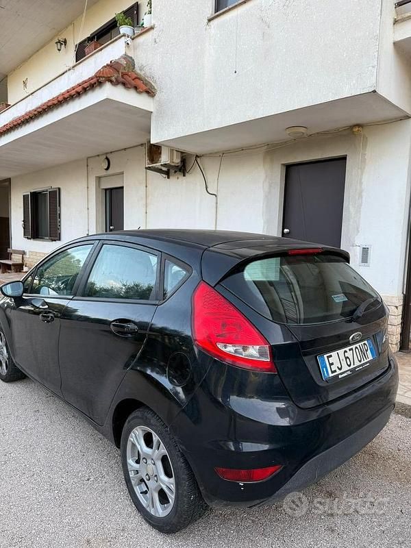 Usata Ford Fiesta 68 CV (50 kW) 2011 Nero Utilitaria