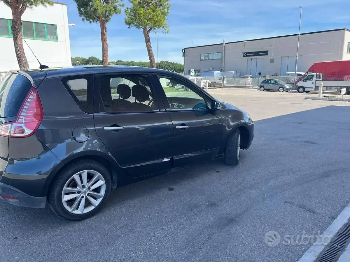 Usata Renault Scénic III 110 CV (80 kW) 2011 Monovolume