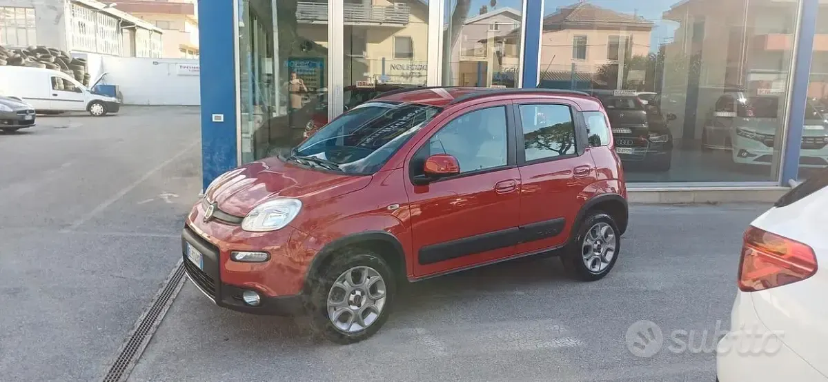 Usata Fiat Panda 4x4 S 75 CV (55 kW) 2012 Rosso Utilitaria