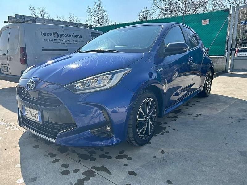 Usata Toyota Yaris Hybrid Style 92 CV (67 kW) 2020 Blu/azzurro Berlina