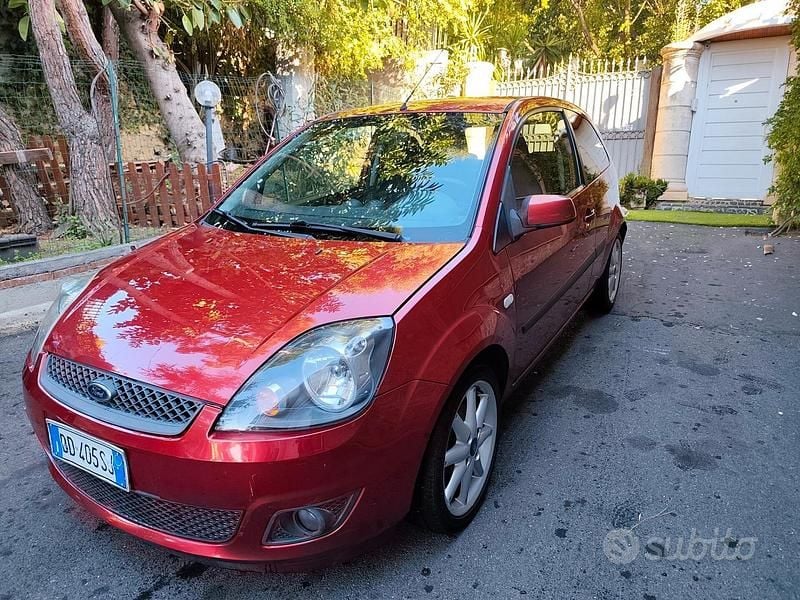 Rosso Usata 2006 Ford Fiesta Tre volumi | 2500 € (Buon prezzo) - Immagine 1/4