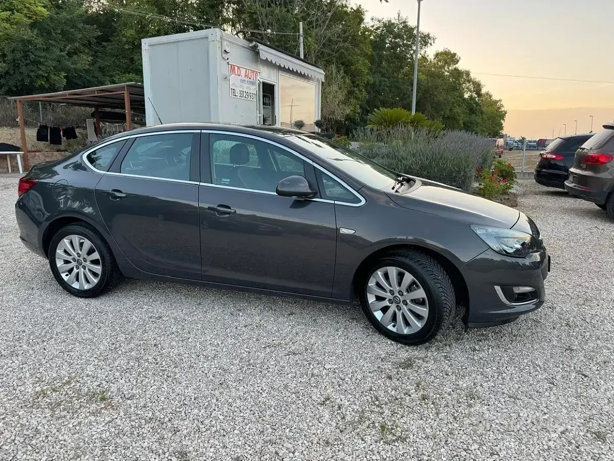 Usata Opel Astra Cosmo 131 CV (96 kW) 2014 Nero Berlina