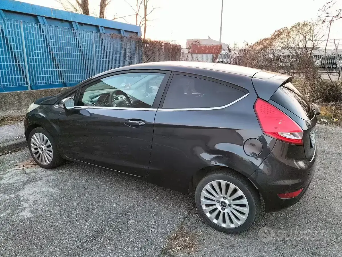 Usata Ford Fiesta 97 CV (71 kW) 2010 Grigio Berlina