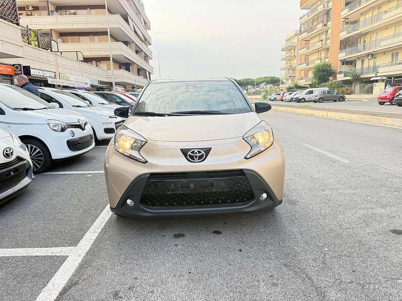 Beige Usata 2022 Toyota Aygo X Lounge SUV | 14.900 € (Ottimo prezzo) - Immagine 1/4