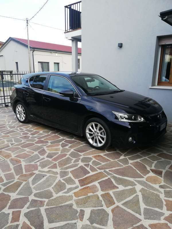 Blu/azzurro Usata 2011 Lexus CT200h Sport Line Tre volumi | 6499 € (Ottimo prezzo) - Immagine 1/4