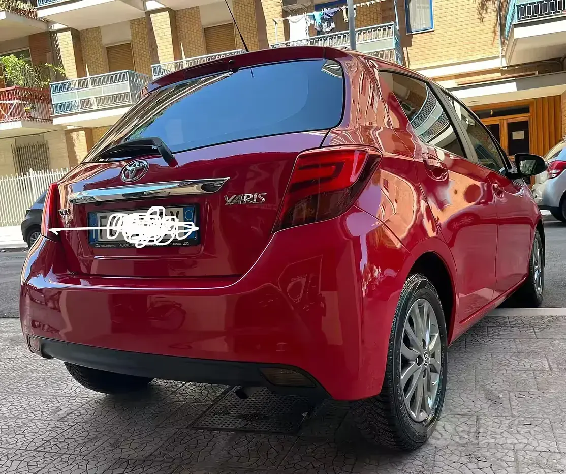 Usata Toyota Yaris Lounge 69 CV (50 kW) 2016 Rosso Berlina