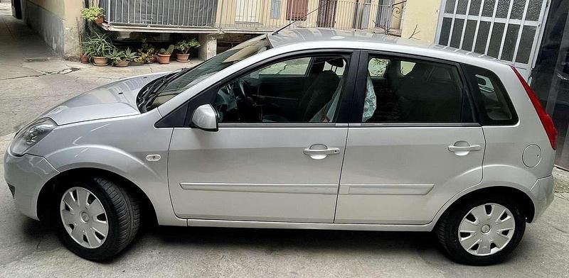 Other Usata 2007 Ford Fiesta Ghia Tre volumi | 2700 € (Buon prezzo) - Immagine 1/4