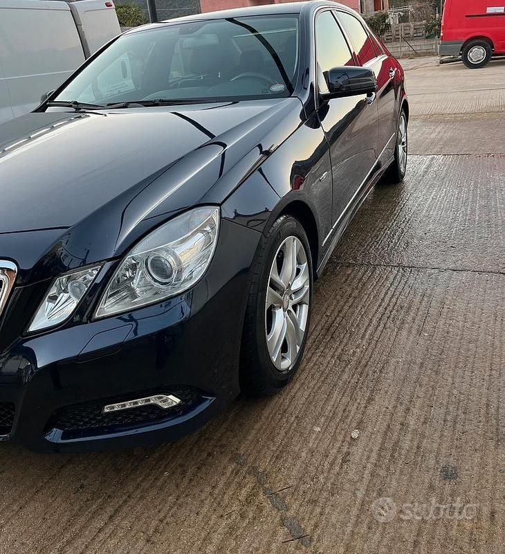 Usata Mercedes E220 170 CV (125 kW) 2009 Blu Berlina