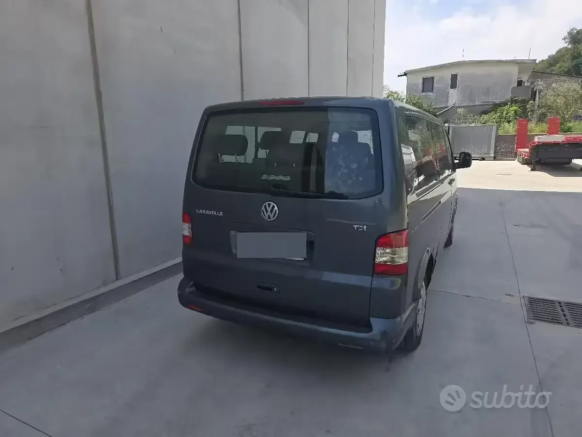 Usata VW Caravelle 131 CV (96 kW) 2007 Grigio Furgone