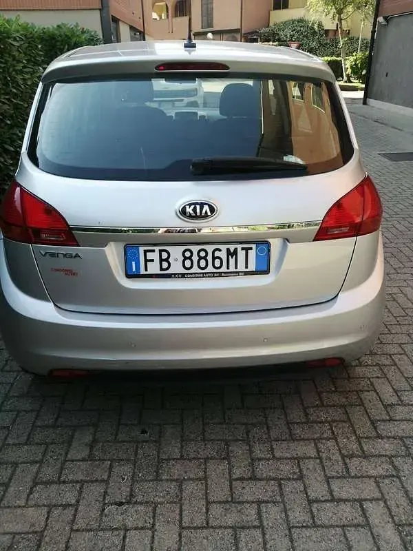 Usata Kia Venga Active 90 CV (66 kW) 2015 Argento Utilitaria