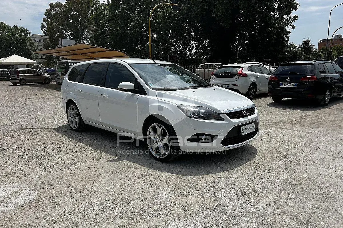 Usata Ford Focus 110 CV (80 kW) 2010 Bianco Station wagon