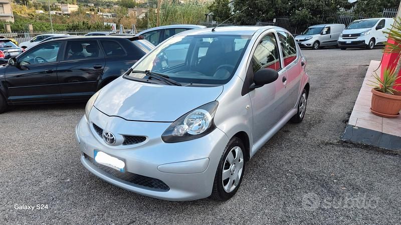 Grigio Usata 2009 Toyota Aygo Due volumi | 4200 € (Buon prezzo) - Immagine 1/4