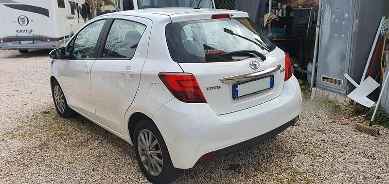 Usata Toyota Yaris Lounge 69 CV (50 kW) 2017 Bianco Berlina