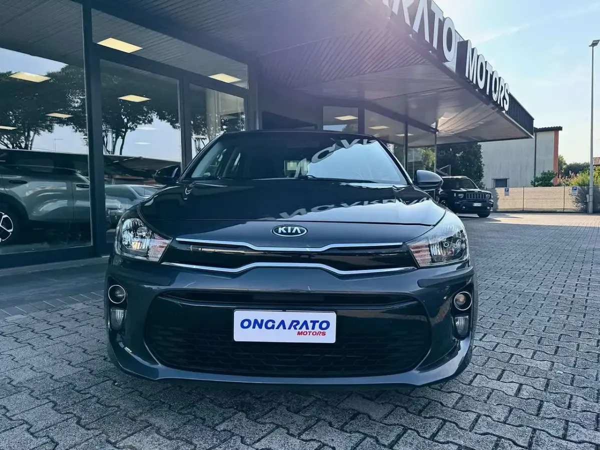 Usata Kia Rio 82 CV (60 kW) 2020 Grigio Berlina