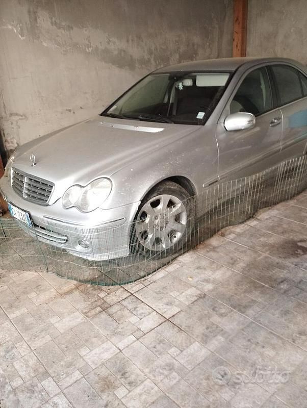 Usata 2006 Mercedes C220 Tre volumi | 4000 € (Buon prezzo) - Immagine 1/4