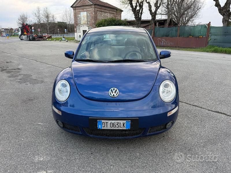 Usata VW New Beetle 102 CV (75 kW) 2008 Blu Utilitaria