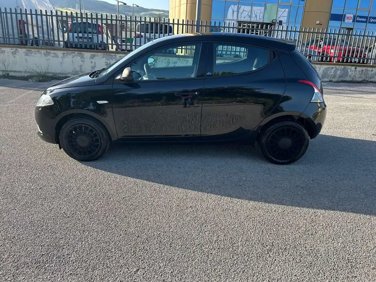 Usata Lancia Ypsilon 69 CV (50 kW) 2018 Nero Utilitaria