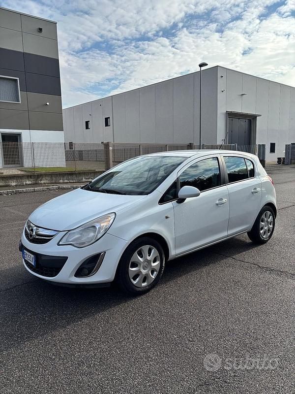 Usata Opel Corsa Edition 86 CV (63 kW) 2012 Bianco Berlina
