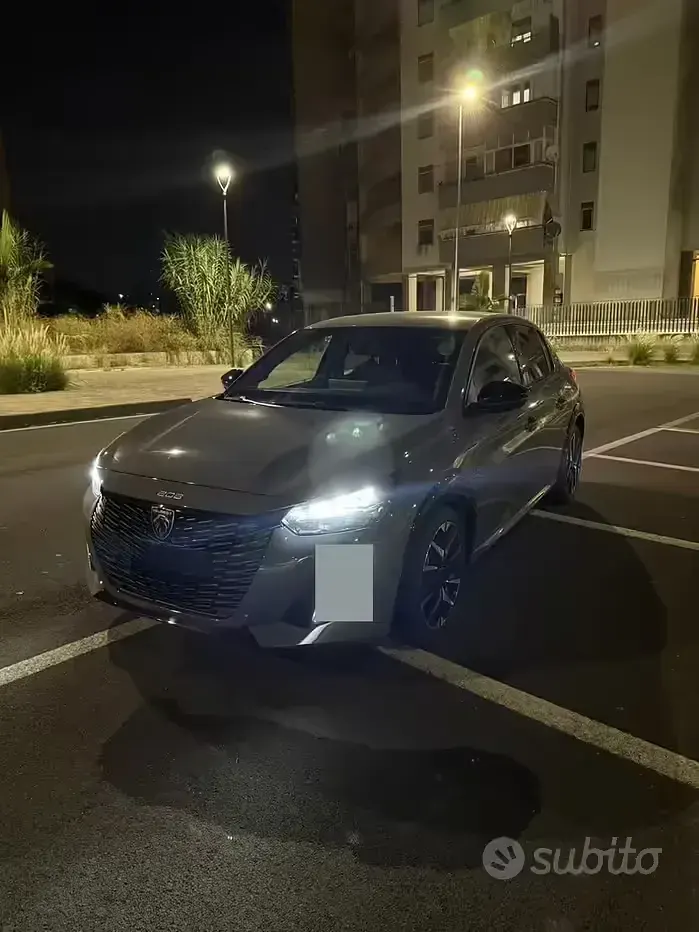 Usata Peugeot 208 GT-line 101 CV (74 kW) 2024 Grigio Utilitaria