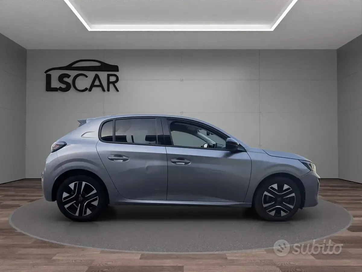 Usata Peugeot 208 Allure 101 CV (74 kW) 2025 Grigio Utilitaria
