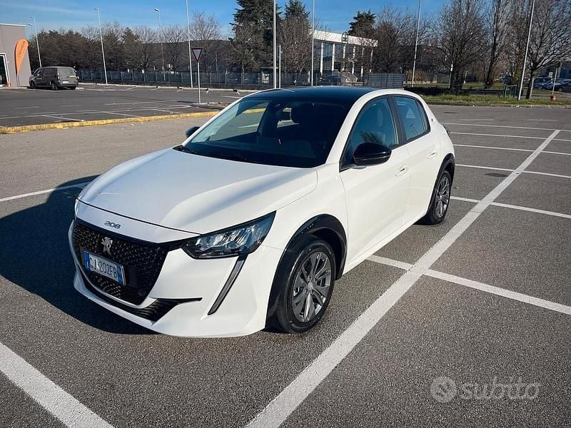 Bianco Usata 2022 Peugeot e-208 Due volumi | 12.700 € - Immagine 1/4