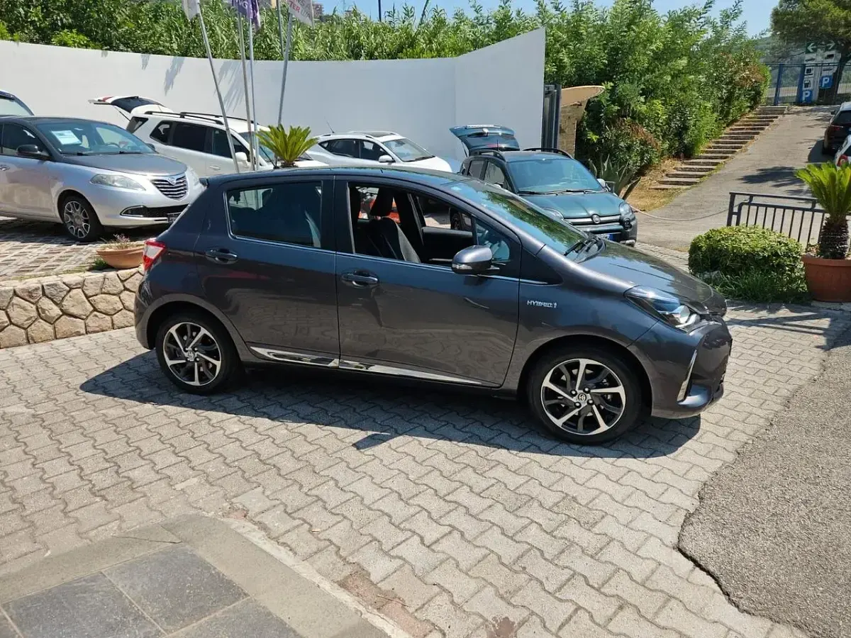 Usata Toyota Yaris Hybrid Style 73 CV (53 kW) 2017 Grigio Berlina