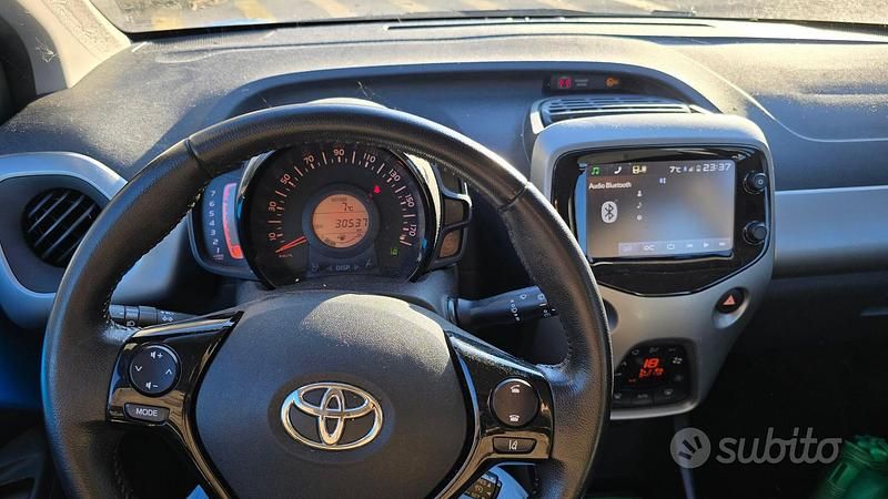 Usata Toyota Aygo X-play 69 CV (50 kW) 2015 Blu Utilitaria
