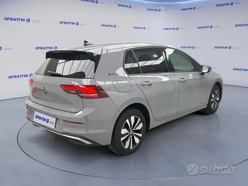Usata VW Golf VIII Life 116 CV (85 kW) 2025 Moonstone grey [c2c2]  pastel Berlina