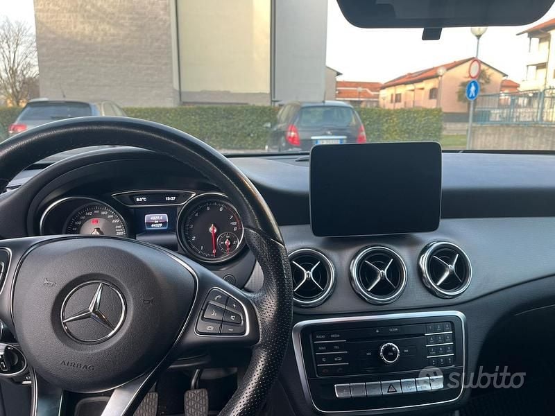 Usata Mercedes GLA180 122 CV (89 kW) 2019 Nero SUV