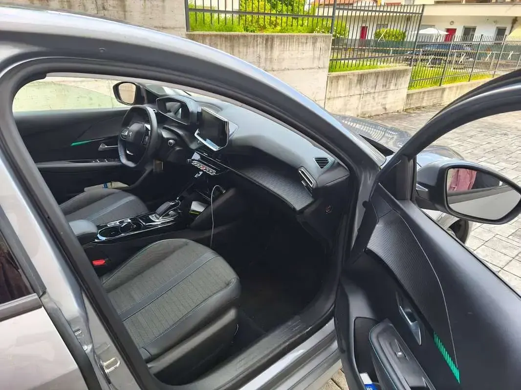 Usata Peugeot 208 Allure 56 kW (77 CV) 2021 Grigio Utilitaria